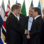 El presidente egipcio, Mohamed Mursi, saluda al líder iraní, Mahmoud Ahmadineyad.