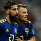 Jimmy Durmaz y Sebastian Larsson, jugadores de Suecia, tras el partido ante Alemania