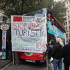 Una anterior protesta ciudadana, pacífica, contra el Bus Turístic en la plaza de Antoni Maura.