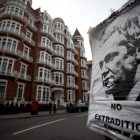 Un póster del fundador de WikiLeaks, a la entrada de la embajada de Ecuador, en Londres.