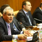 El edil de Urbanismo, Juan Elicio Fierro, ayer en el Pleno. Al fondo, Reiner Cortés y Alonso.