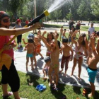 Una de la monitoras moja a los niños durante la batalla naval que se desarrolló en Flores.