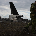 Activistas prorrusos custodian los restos del avión militar ucraniano abatido en Lugansk.