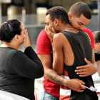 Amigos y familiares de los fallecidos en un atentado contra la comunidad LGTB en Orlando.
