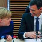 Pedro Sánchez conversa con Angela Merkel en el Consejo Europeo del pasado 24 de junio.