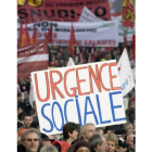 Manifestantes gritan consignas y portan pancartas de protesta