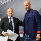Florentino Pérez y Zinedine Zidane, en la rueda de prensa que dio el francés para anunciar su salida. F. ALVARADO