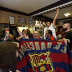 Los aficionados leoneses del Barcelona muestran su euforia por el título de Liga conquistado por su equipo. JESÚS F. SALVADORES