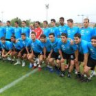 La plantilla del Bembibre posa antes de comenzar el entrenamiento.