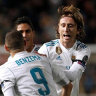 Modric se abraza a Benzema en un partido de Champions.