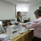 Jesús Suárez, gerente de la Cámara, en el momento de votar.