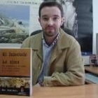 El profesor de la Universidad de León César García Álvarez, junto a su nuevo libro