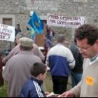 Los pescadores colocaron pancartas contra las nuevas restricciones, durante el festival de la Trucha