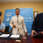 El socialista Anderson Batista pasa a ser el nuevo alcalde de Villafranca del Bierzo. L. DE LA MATA