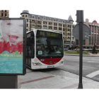 León cuenta con trece líneas urbanas de autobús, que son las que recorren los vehículos identificados con el color rojo. SECUNDINO PÉREZ