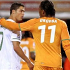 Ronaldo y Drogba al final del partido.