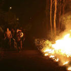Varios vecinos intentan sofocar las llamas del incendio forestal de Arbo (Pontevedra). SXENICK