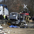 Personal de emergencias trabaja en la escena del accidente, en Crozet (Virginia Occidental, EEUU), el 31 de enero.