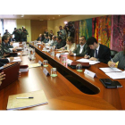 Gutiérrez, segundo por la izquierda, durante la firma ayer del acuerdo de reparto de fondos.