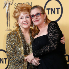 Debbie Reynolds y Carrie Fisher, durante una gala en Los Ángeles, en enero del 2015.