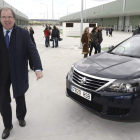 Herrera, ayer, en su visita a las instalaciones de Villamuriel de Cerrato en Palencia.