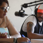 Personas del hospital Santa Isabel durante uno de los programas de la
radio Sin complejos que estrenaron en este centro en el mes de enero con la colaboración de La Rara Troupe. RAMIRO