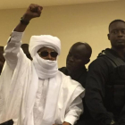 El expresidente del Chad Hissène Habré levanta el brazo tras escuchar la sentencia a cadena perpetua.