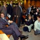 Mariano Rajoy y José María Aznar, ayer en la sede de la fundación Faes posaron para la prensa