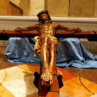 La iglesia de San Claudio acogió ayer intramuros el Vía Crucis que cada año organiza la Bienaventuranza. En la imagen, el Santo Cristo de la Bienaventuranza. El acto concluye con un sentido besapié. | marciano