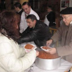 Un instante del reparto de chichas, organizado por la Cofradía de San Antón.