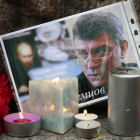 Cientos de rusos dejan flores en recuerdo de Boris Nemtsov.