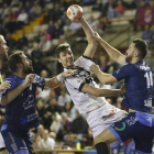 David Fernández, en el centro, se enfrentará de nuevo a su exequipo, el Atlético Valladolid. JESÚS F. SALVADORES