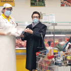 Sor Isabel, de la Asociación Leonesa de Caridad recoge los productos en el supermercado Alimerka del centro comercial Reino de León. DL