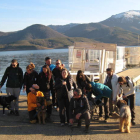 Turistas se preparan para hacer un recorrido en barco por el embalse. CAMPOS