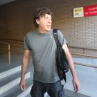 Miguel Ángel Gallego, portavoz de Tyto Alba, ayer ante los juzgados de Ponferrada. L. DE LA MATA