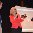 Nieves Herrero recibió una reproducción del castillo. MEDINA