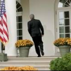 Bush regresa a su despacho después de comparecer ante la prensa en los jardines de la Casa Blanca