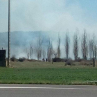 Imágenes del fuego provocado por la quema de rastrojos cerca de una casa en Villarrodrigo. DL