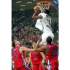 Florent Pietrus intenta encestar rodeado de rivales