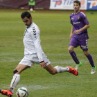 Toni Villa, a la derecha, con la elástica del Real Valladolid en un partido ante la Cultural frente al leonés Víctor Díaz ‘Viti’. RAMIRO