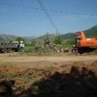 Dos camiones participaron en los primeros movimientos de tierra