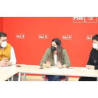 Nuria Rubio, en el centro, con representantes del pueblo gitano. DL