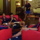 Los jugadores en un descanso tras la dura jornada.