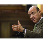 El ministro de Economia, Luis de Guindos, en el pleno del Congreso de este jueves.