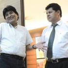Evo Morales sonríe, junto a su ministro de Defensa, Rubén Saavedra (derecha), en el aeropuerto de Viena, anoche.