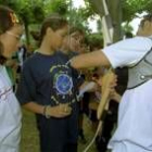 Varios niños participan en un cursillo de tiro con arco realizado en León
