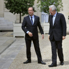 François Hollande recibe a Mario Monti, a su llegada al Palacio de El Elíseo en París.