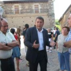 Riesco explicó a varios vecinos de Villar los detalles del proyecto que pretende desarrollar.
