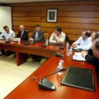 El consejero de Medio Ambiente, Carlos Fernández Carriedo, ayer con los alcades y pedáneos de Picos