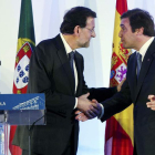Rajoy conversa con su homólogo portugués Pedro Passos Coelho, durante la rueda de prensa.